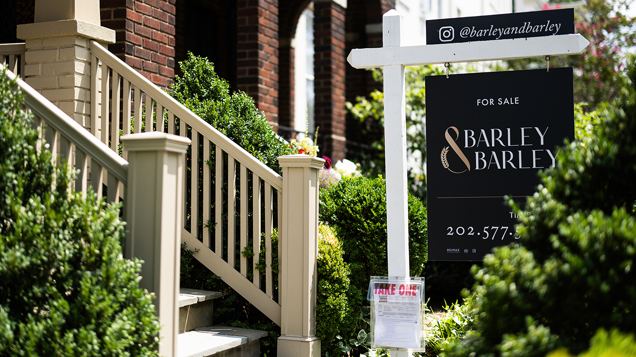 Mortgage rates fall to lowest level of 2025