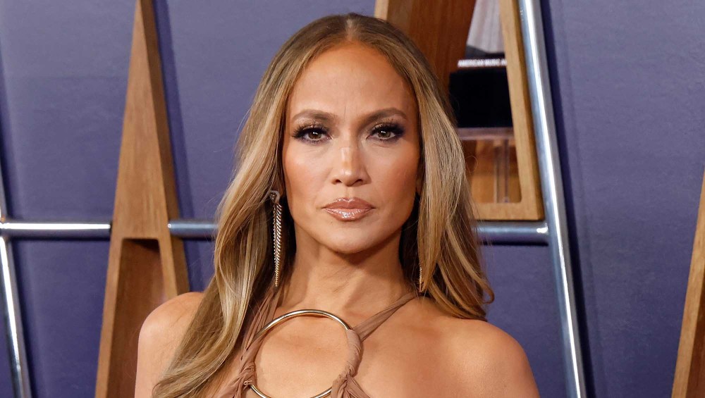 Channel Jennifer Lopez's $20,000 Rich Mom Bag Look for 99% Less